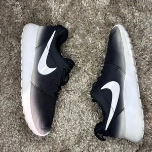 Women’s Nike tennis shoes size 7